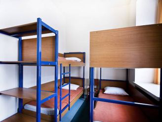 Кровать в общем четырехместном номере для мужчин и женщин