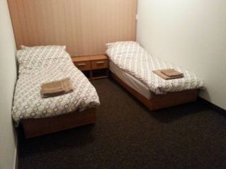 Небольшой двухместный номер с 2 отдельными кроватями