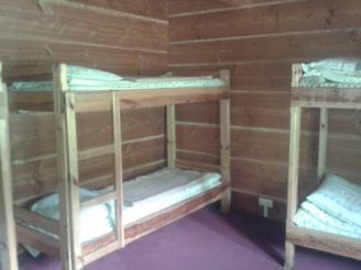 Кровать в общем номере с 6 кроватями с общей ванной комнатой