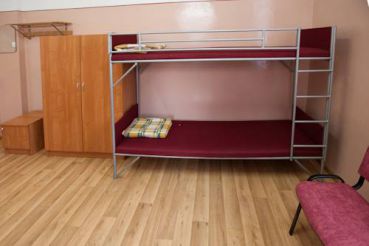 Двухъярусная кровать в общем номере с 8 кроватями