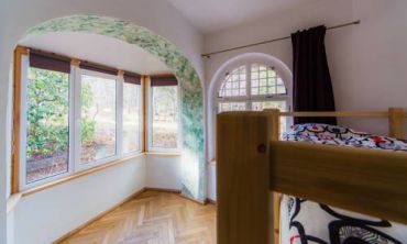 Bed in 6-Bed Dormitory Room with Shared Bathroom